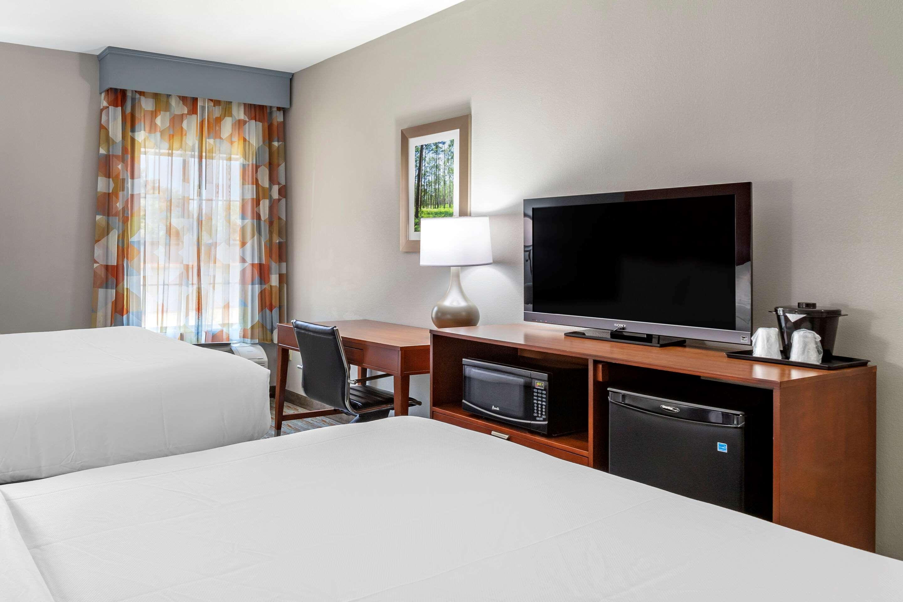 Comfort Inn & Suites Кливланд Екстериор снимка