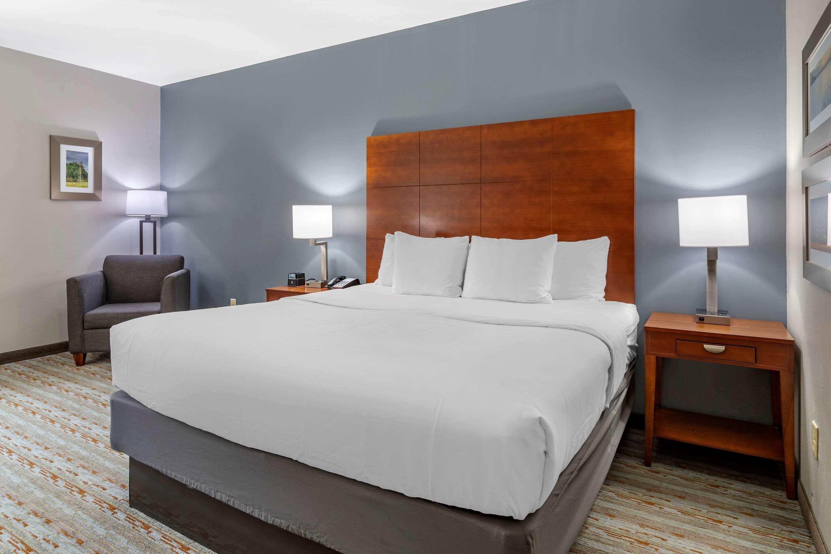 Comfort Inn & Suites Кливланд Екстериор снимка