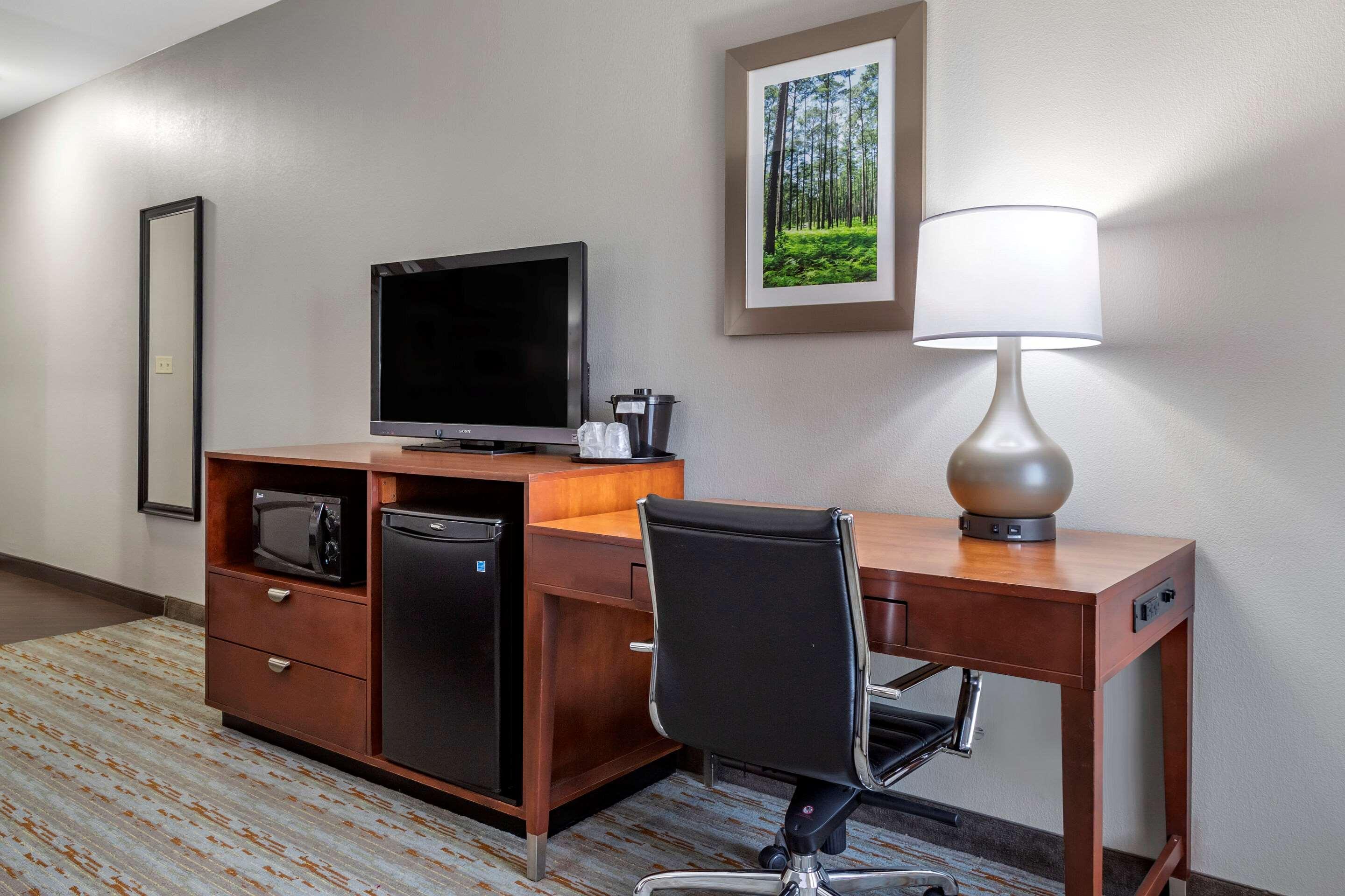 Comfort Inn & Suites Кливланд Екстериор снимка