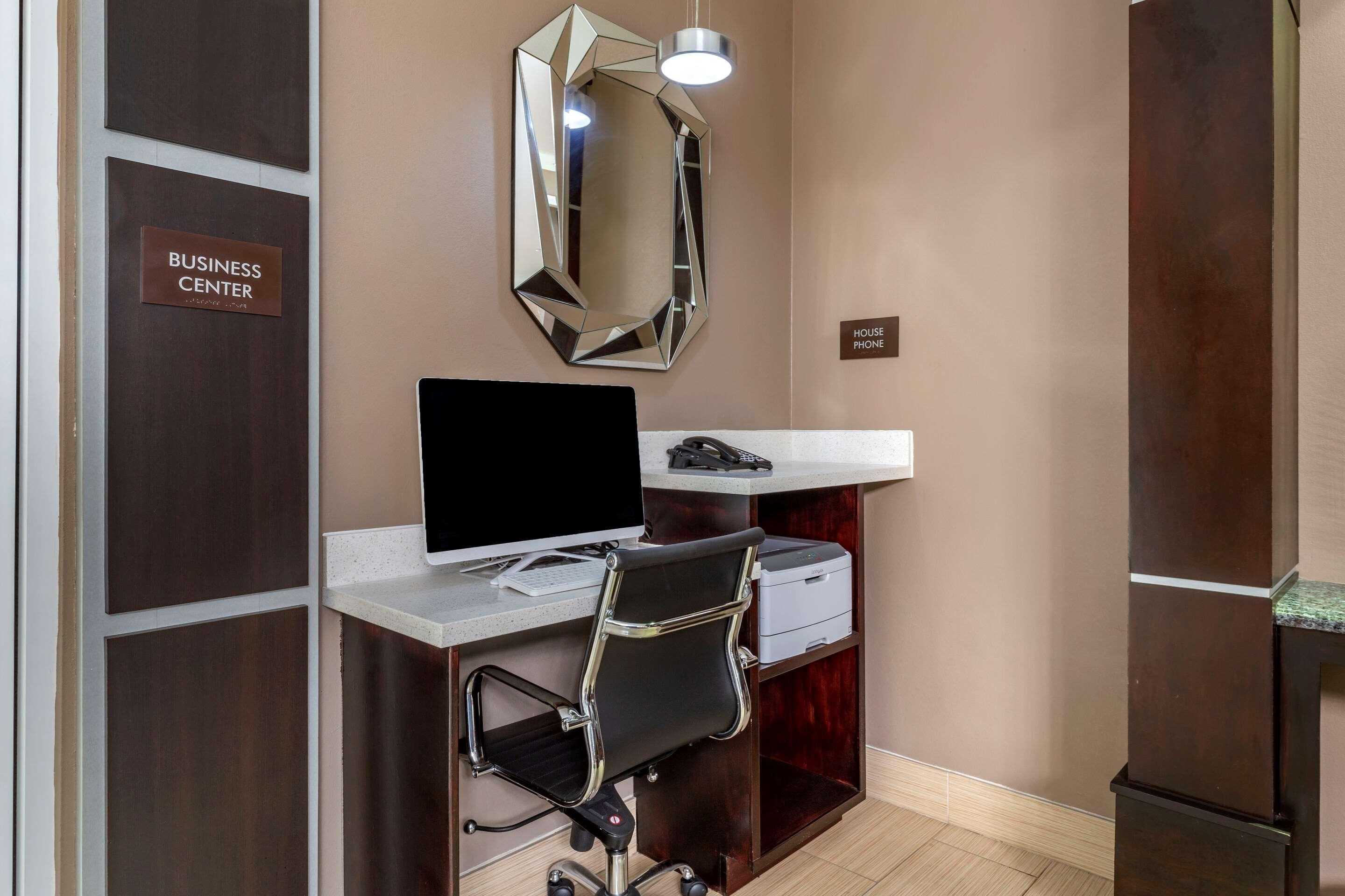 Comfort Inn & Suites Кливланд Екстериор снимка