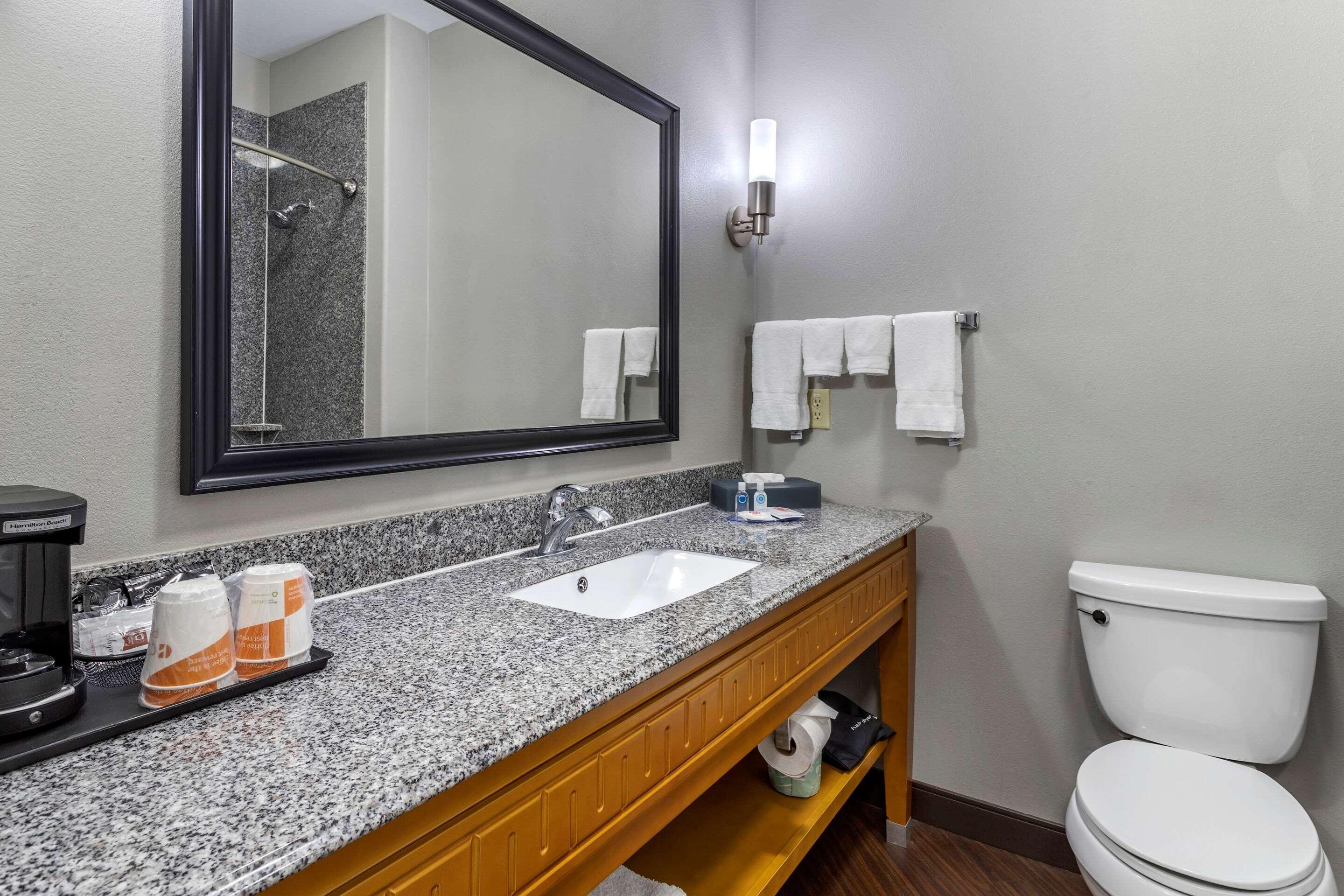 Comfort Inn & Suites Кливланд Екстериор снимка