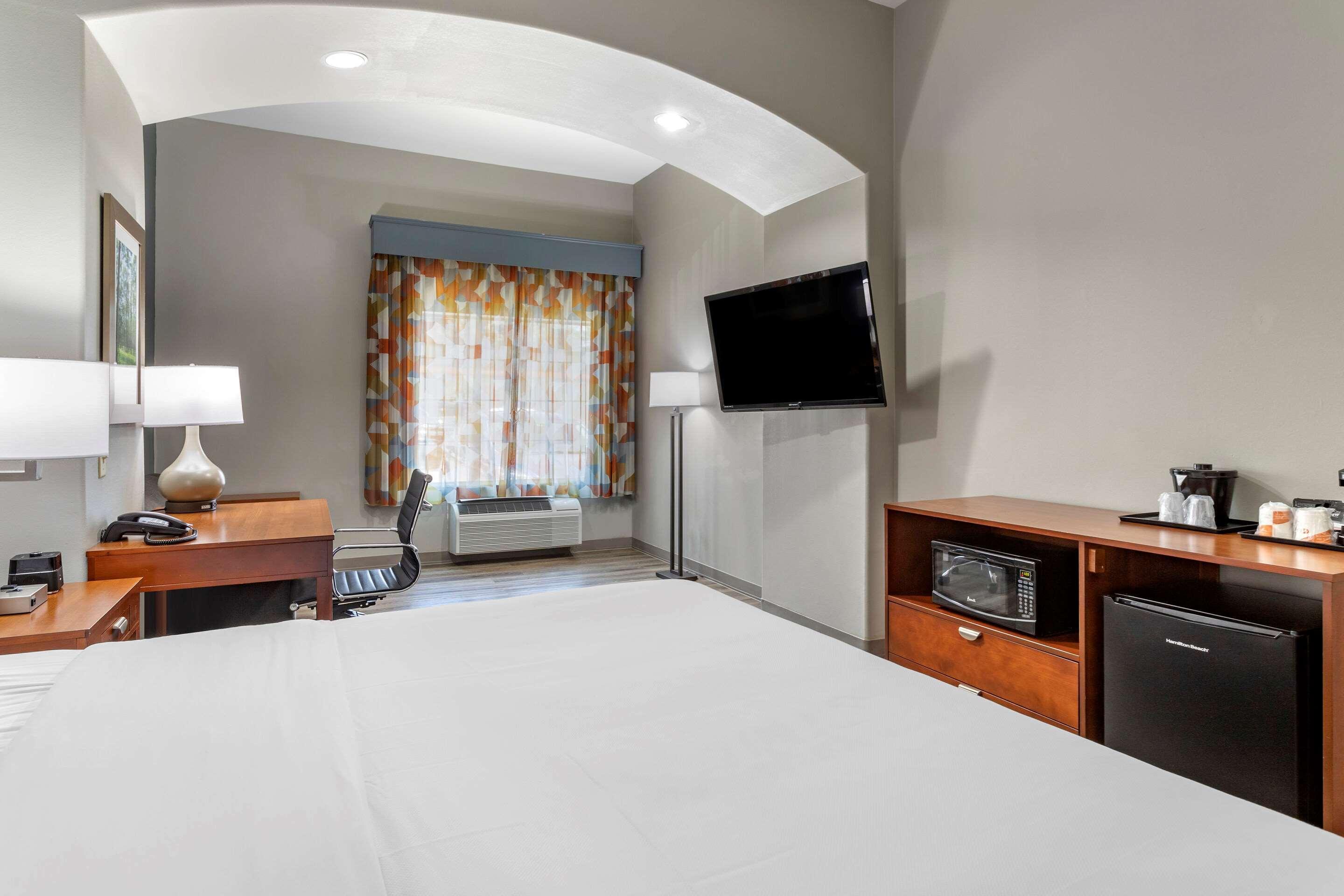 Comfort Inn & Suites Кливланд Екстериор снимка