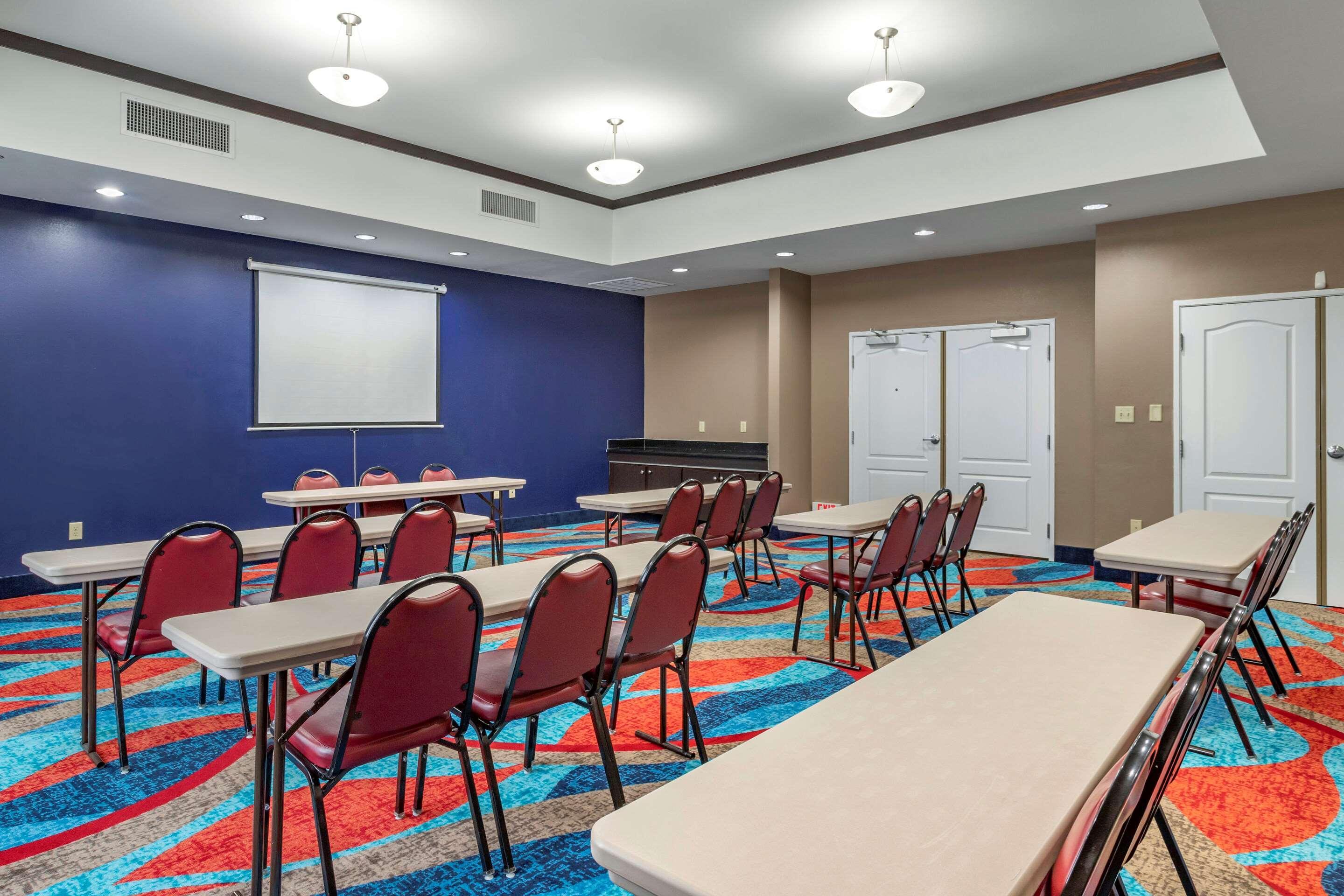 Comfort Inn & Suites Кливланд Екстериор снимка