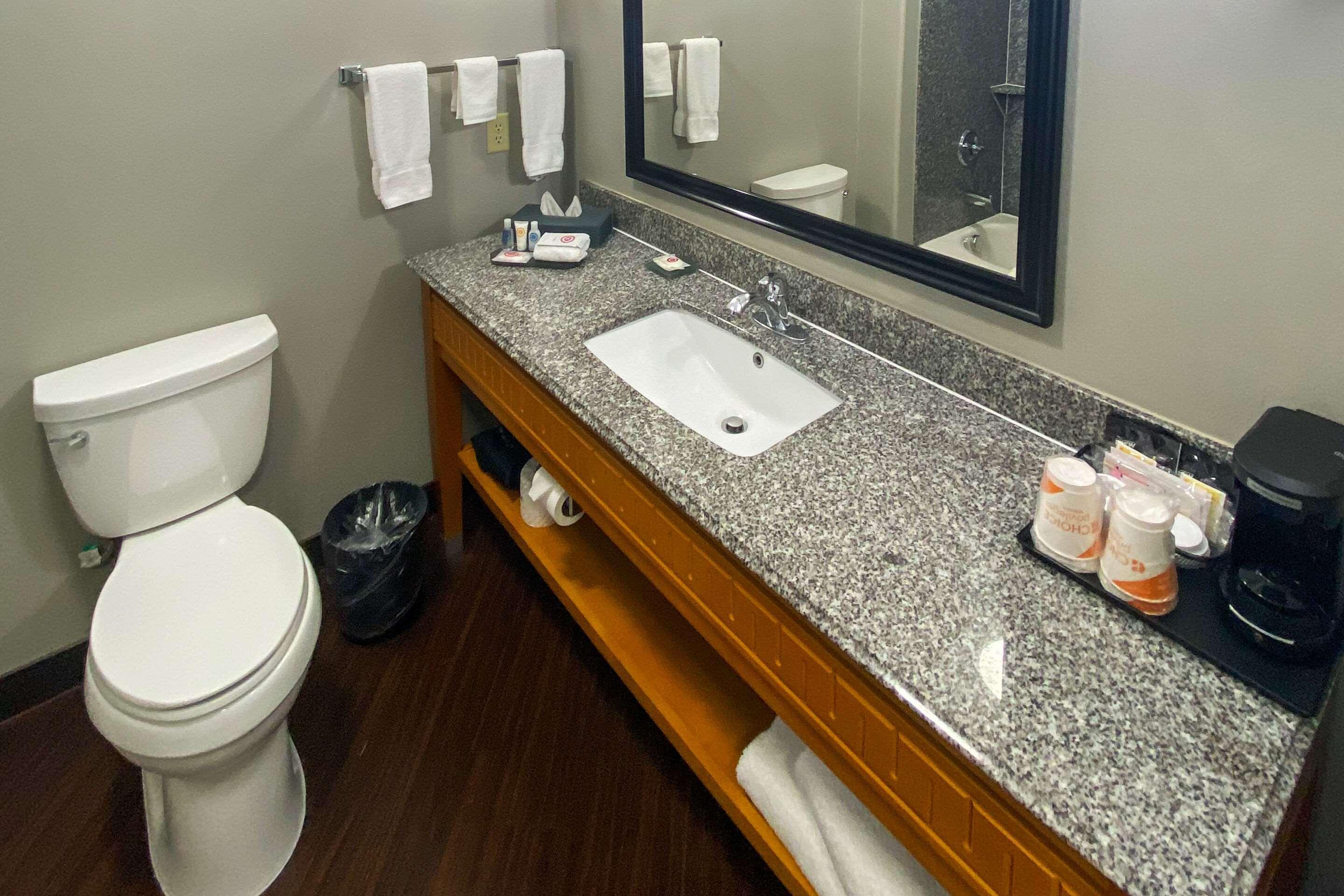 Comfort Inn & Suites Кливланд Екстериор снимка