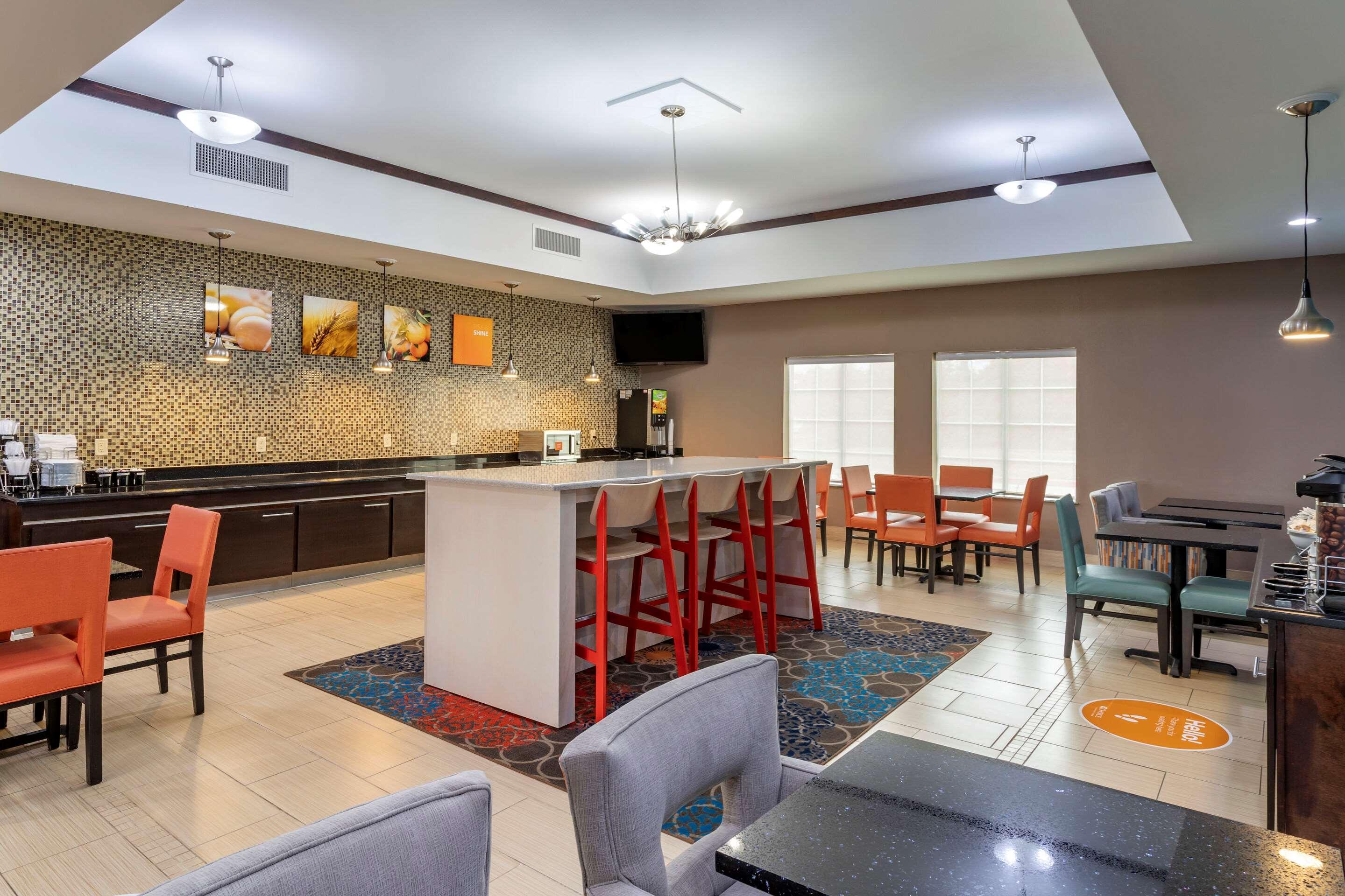 Comfort Inn & Suites Кливланд Екстериор снимка