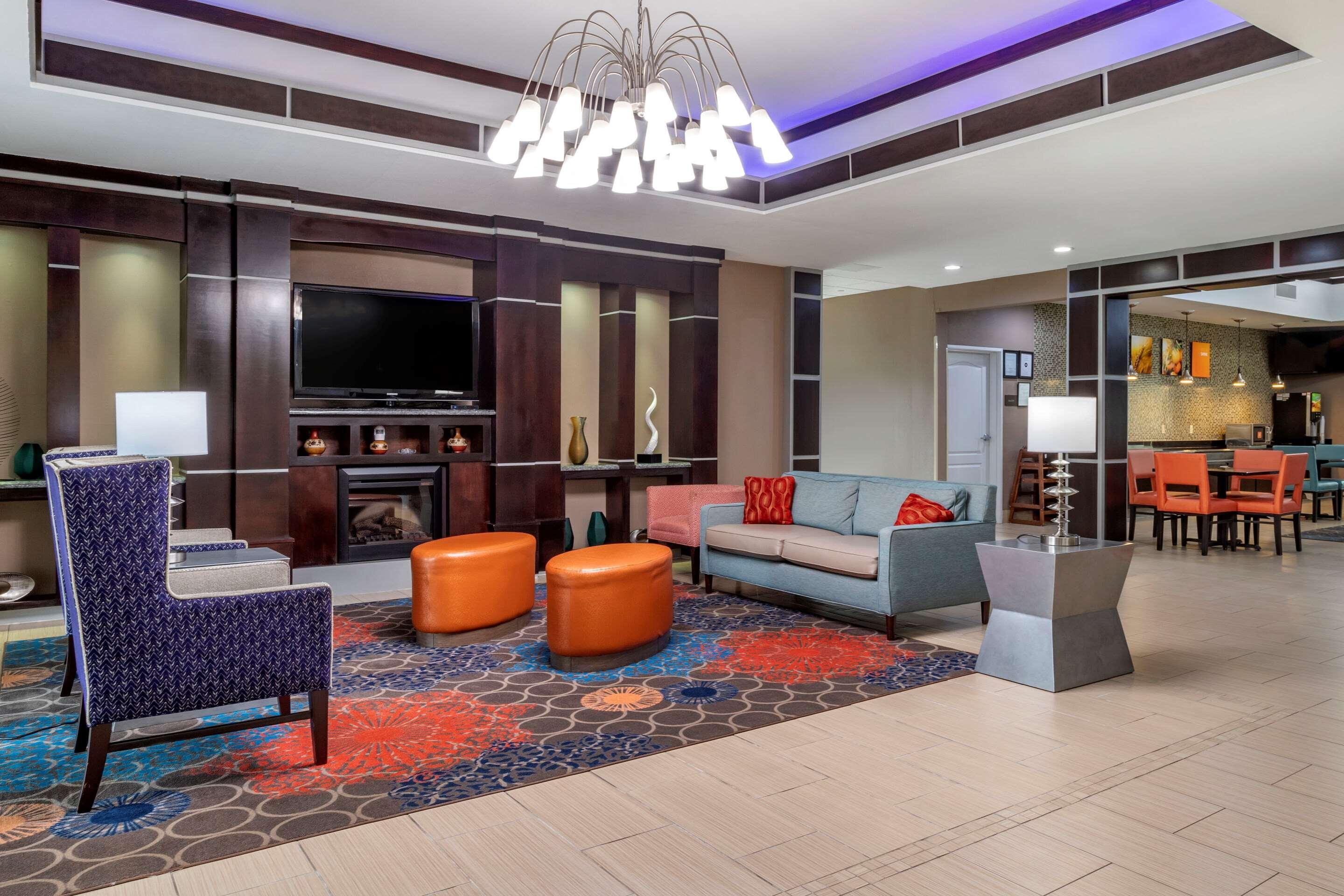 Comfort Inn & Suites Кливланд Екстериор снимка