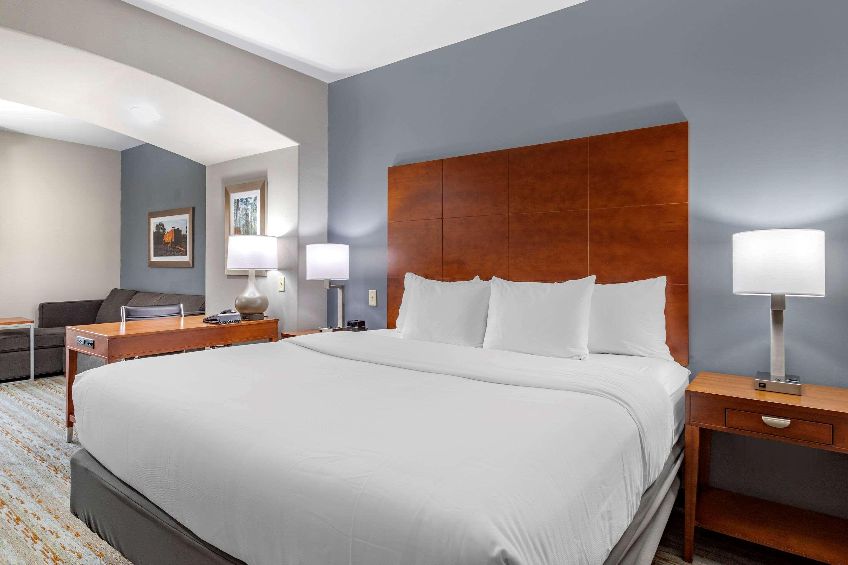 Comfort Inn & Suites Кливланд Екстериор снимка