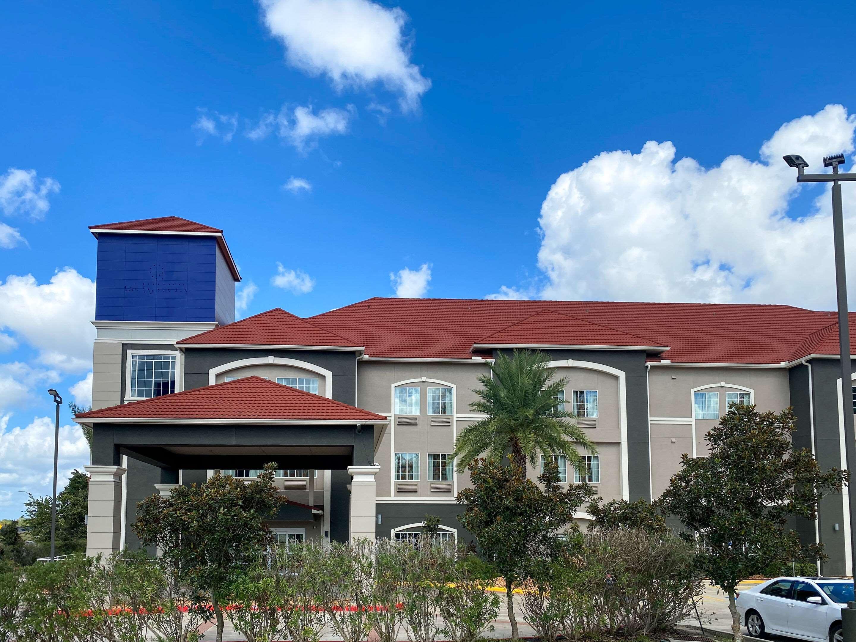 Comfort Inn & Suites Кливланд Екстериор снимка