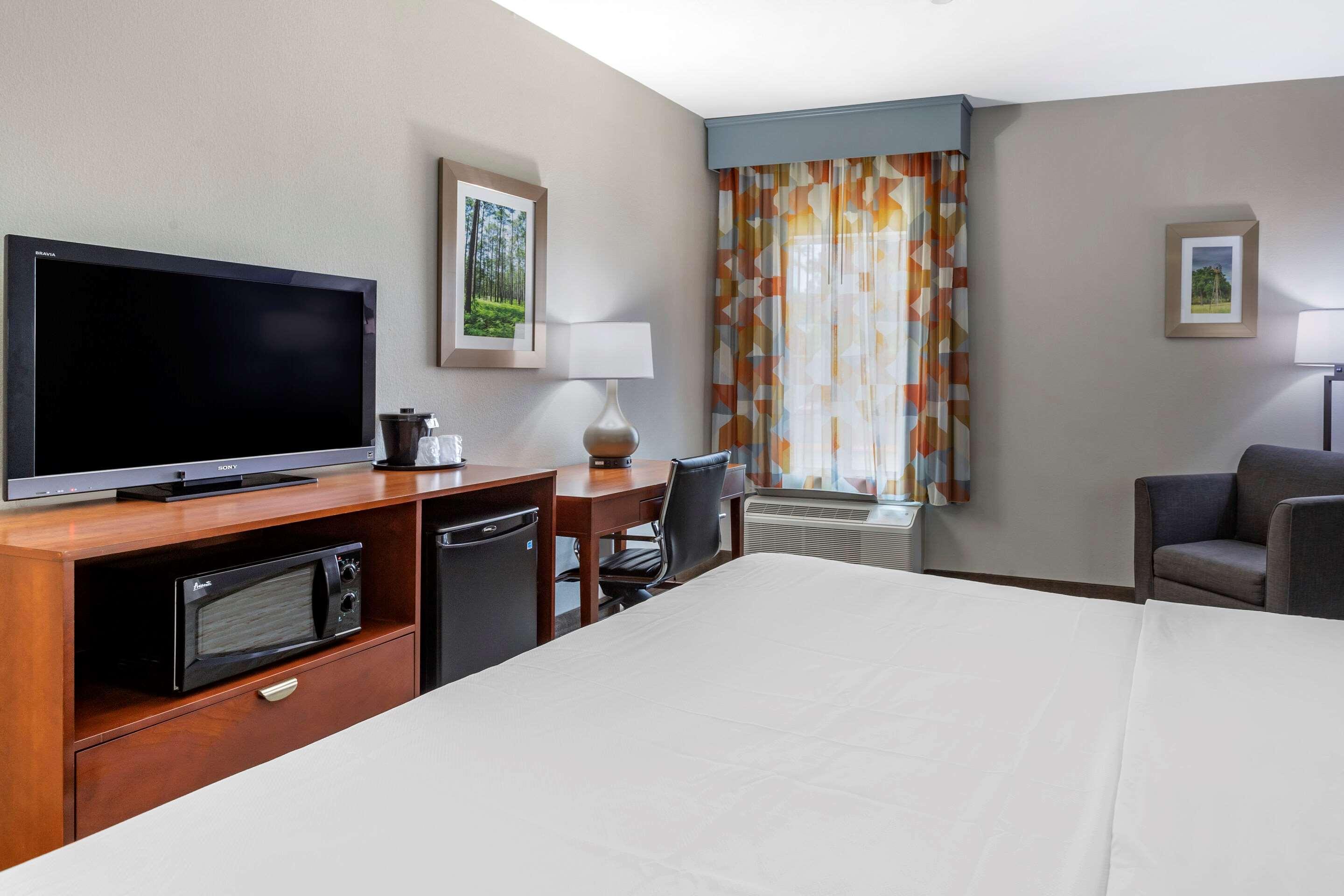 Comfort Inn & Suites Кливланд Екстериор снимка