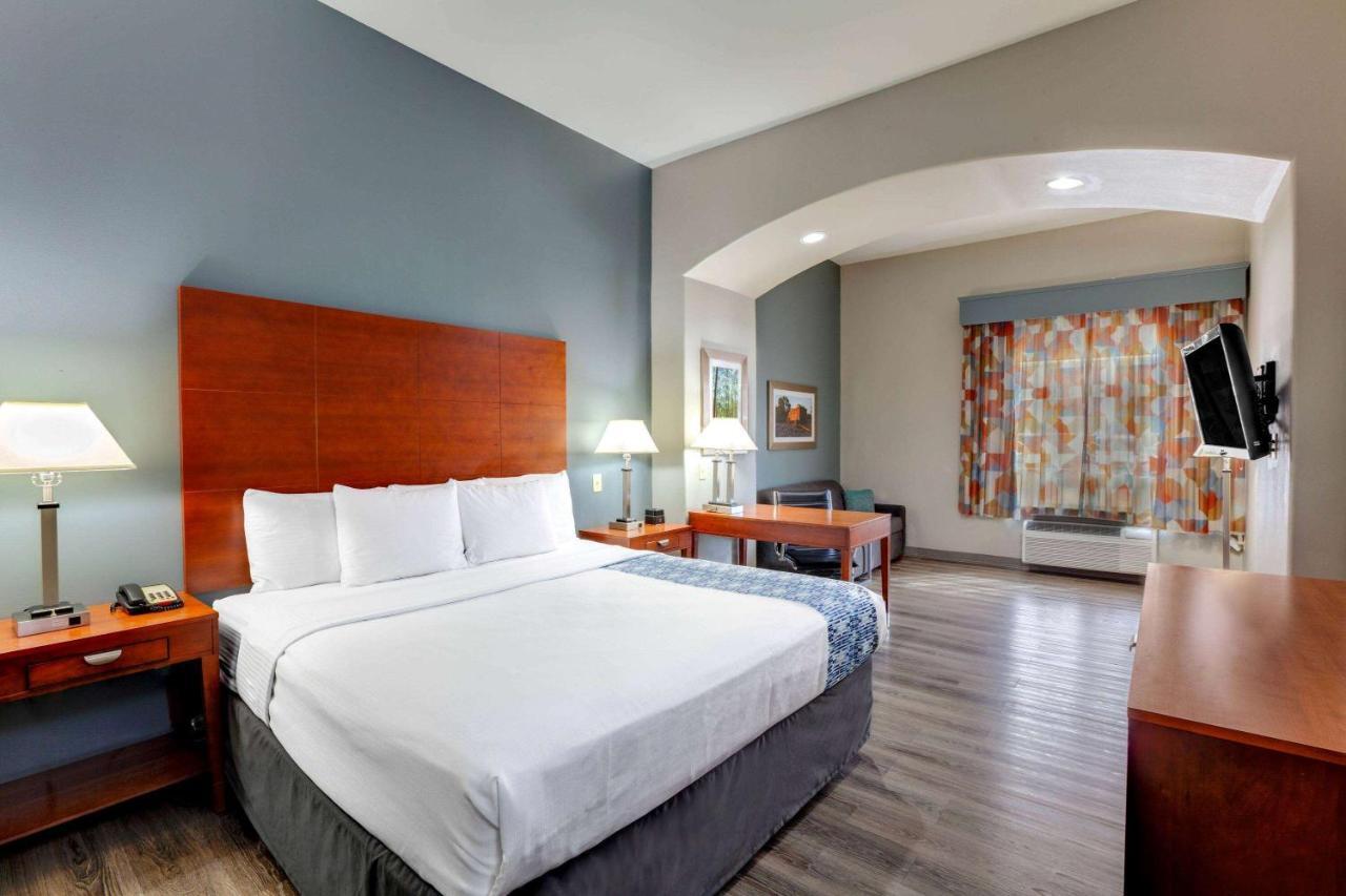 Comfort Inn & Suites Кливланд Екстериор снимка