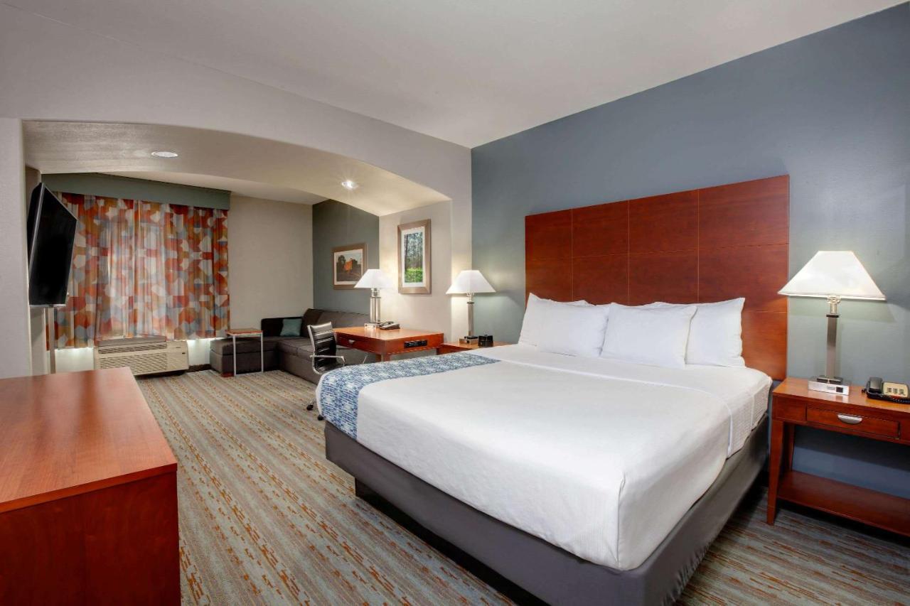 Comfort Inn & Suites Кливланд Екстериор снимка