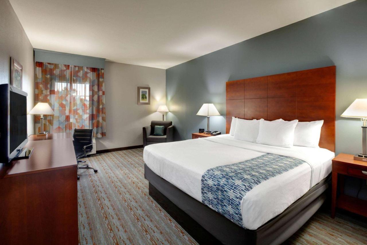 Comfort Inn & Suites Кливланд Екстериор снимка