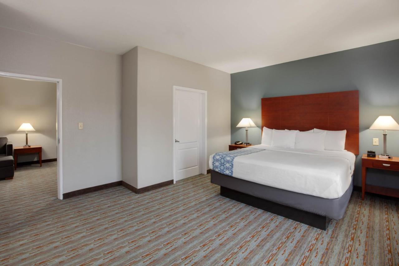 Comfort Inn & Suites Кливланд Екстериор снимка