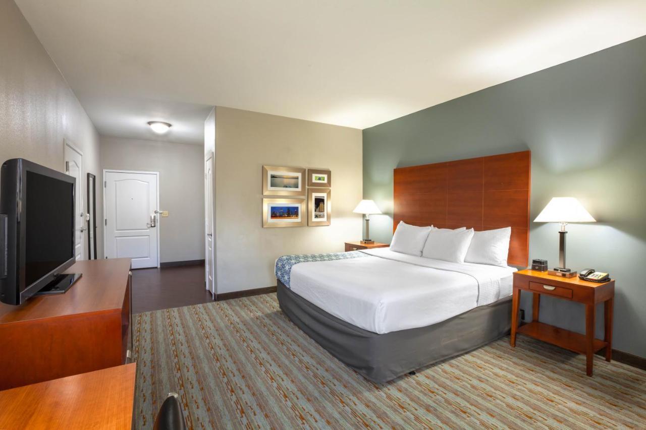 Comfort Inn & Suites Кливланд Екстериор снимка