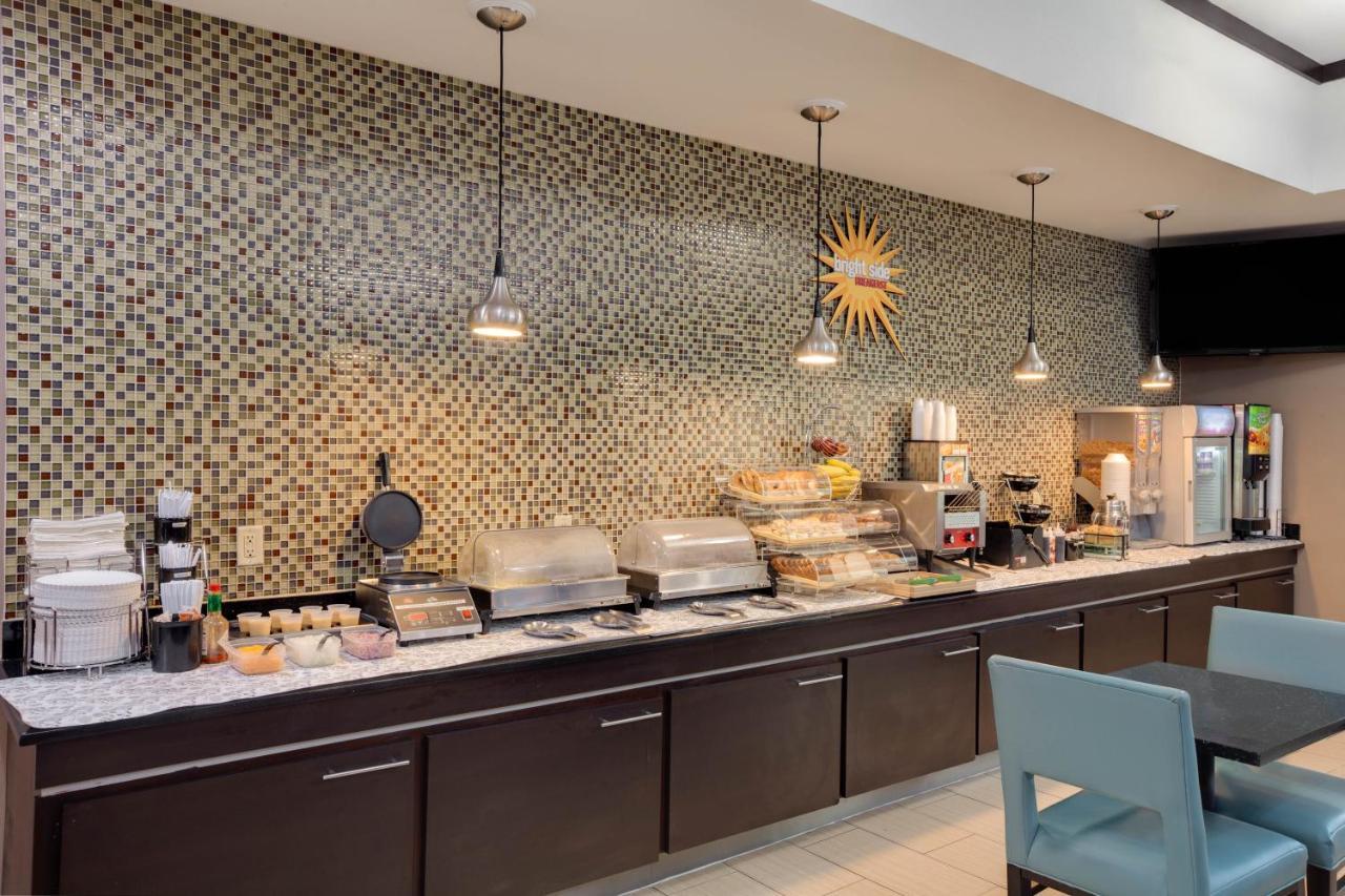 Comfort Inn & Suites Кливланд Екстериор снимка