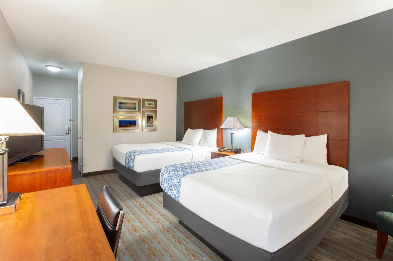 Comfort Inn & Suites Кливланд Екстериор снимка