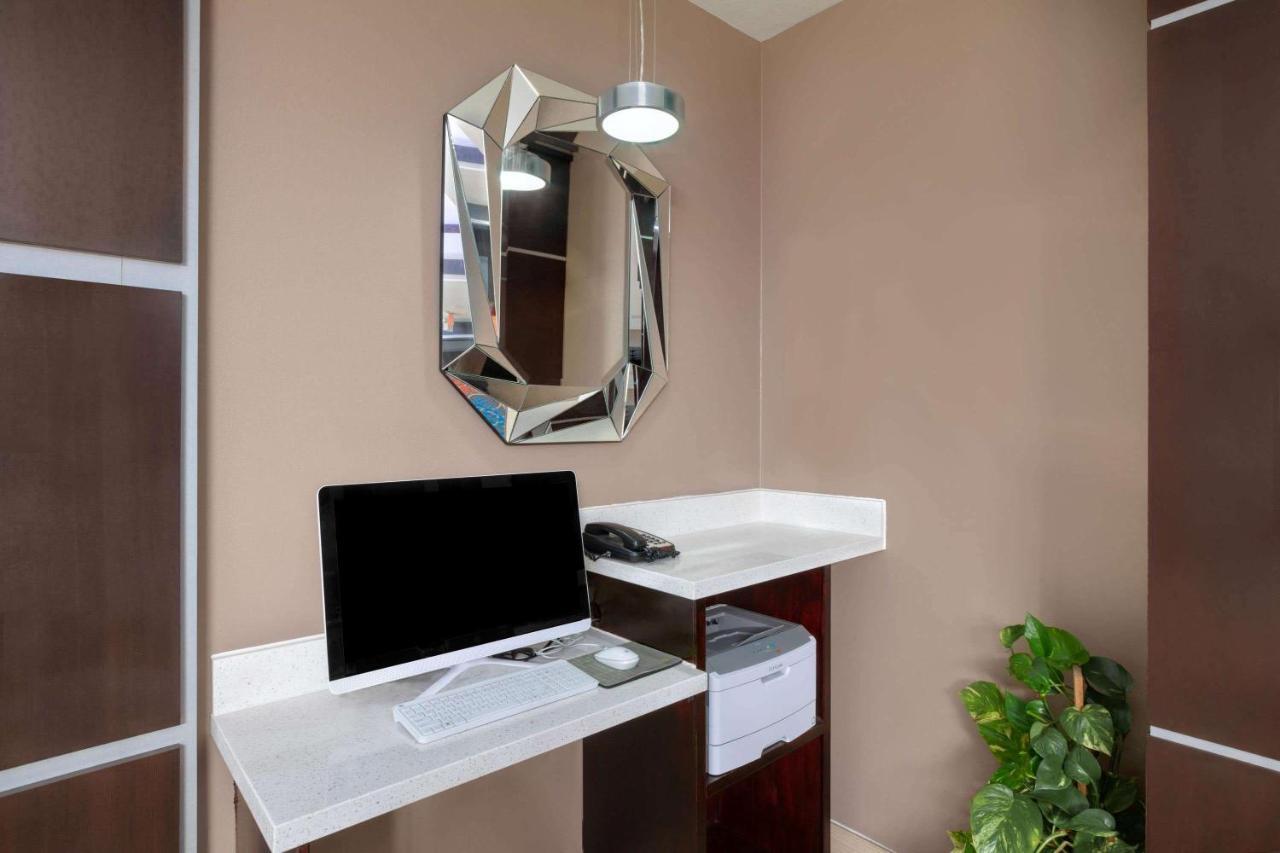 Comfort Inn & Suites Кливланд Екстериор снимка